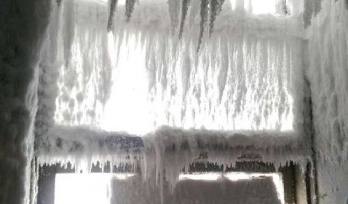 Ледяной подъезд общежития в Республике Коми (3 фото)