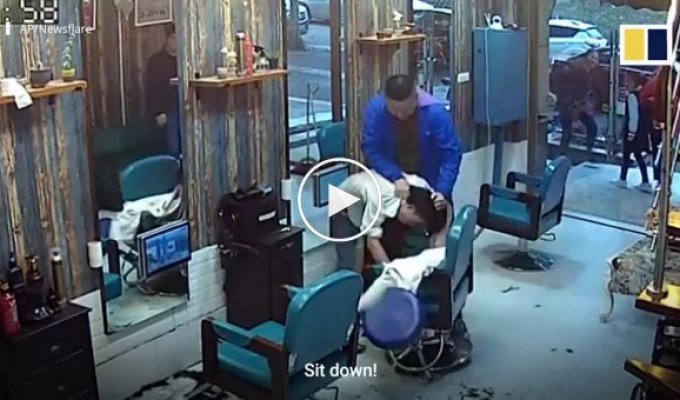 Недовольный клиент подстриг парикмахера за плохую стрижку