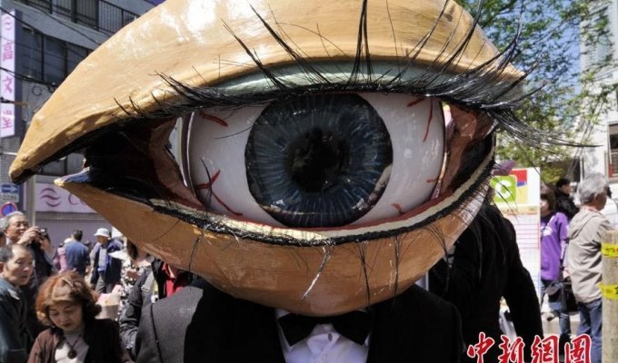 Человек - глаз (4 фотографии)
