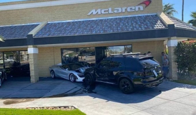 В Аризоне BMW залетел на территорию автосалона McLaren и повредил два спорткара (8 фото)