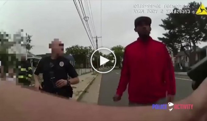 Чернокожий парень подошел с ножом близко к полицейскому