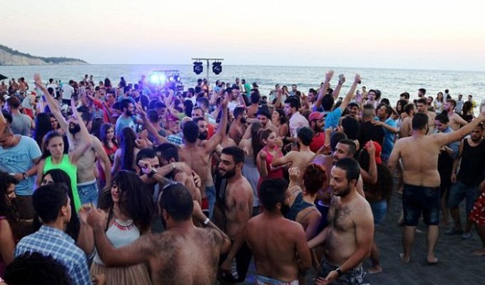 Пляжная вечеринка в Сирии (5 фото)