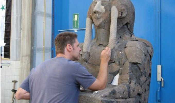 Древние сирийские скульптуры восстановили из осколков (22 фото)