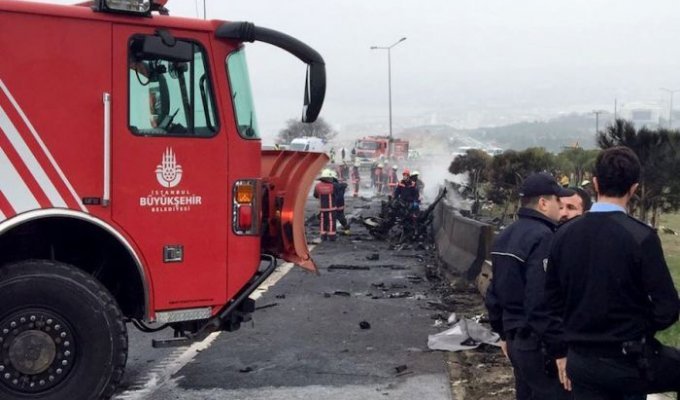 В пригороде Стамбула вертолет упал на трассу