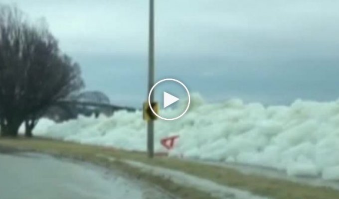 Сильный шторм в Онтарио вынес на берег глыбы льда
