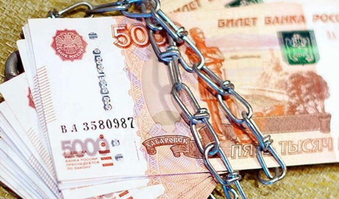 Российские банки приступили к опустошению «спящих» счетов своих клиентов (2 фото)