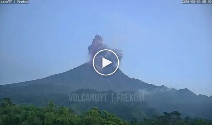 Посмотрите, как извергается вулкан