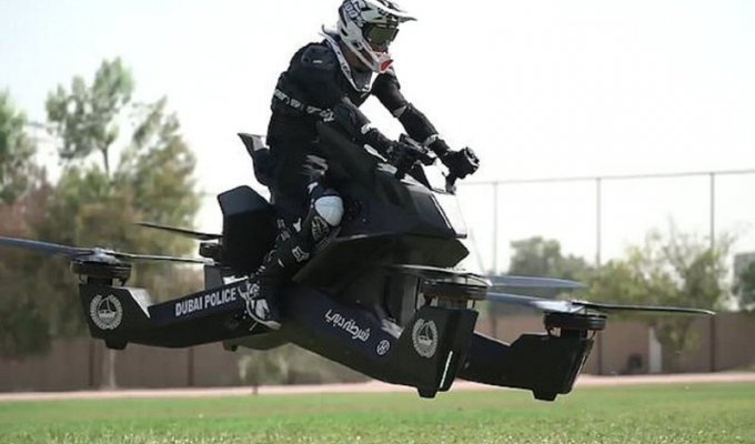 Полицейские Дубая учатся летать (5 фото + 1 видео)
