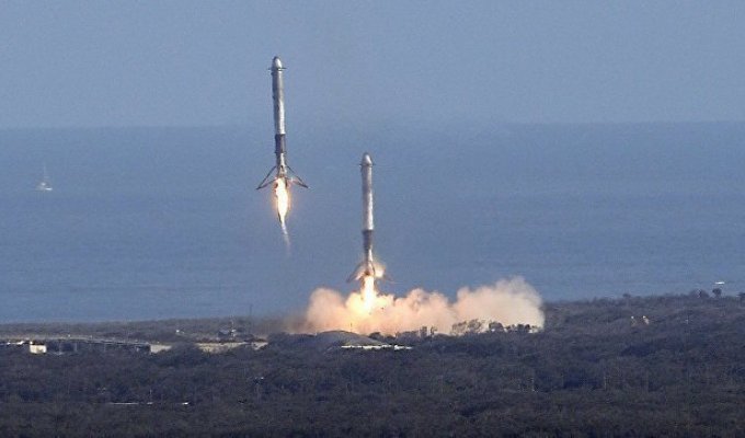 Два боковых ускорителя Falcon Heavy успешно совершили вертикальную посадку (2 фото)