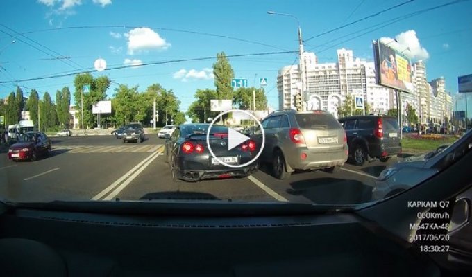 В Воронеже машина проехалась по ногам подростка