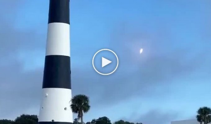 Посадка Falcon Heavy выглядит как сцена из научно-фантастического фильма
