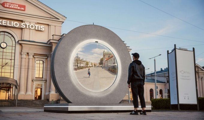 В Вильнюсе установили портал для связи с поляками (7 фото)