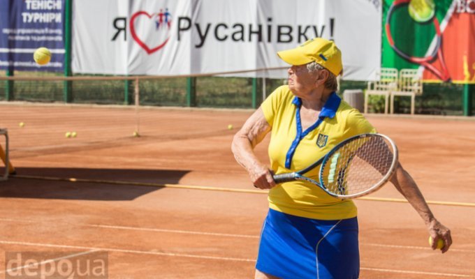 84-летняя теннисистка: "Отдыхая" на лавочке, пенсионер создает проблемы тем, кого любит