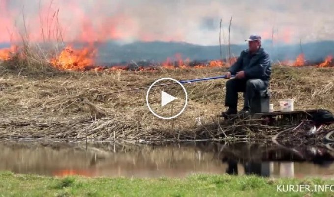Пожар не помешал мужчине наслаждаться рыбалкой