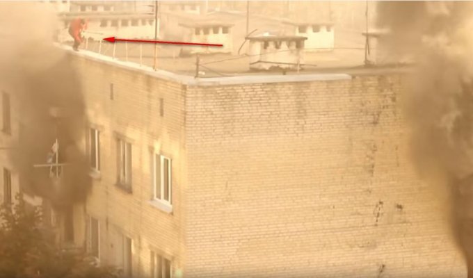 Парень героически спас ребенка на пожаре в пятиэтажке (3 фото + 1 видео)