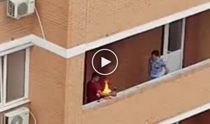 В Краснодаре парни пожарили шашлык на балконе