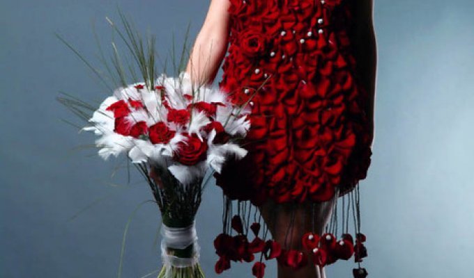 Незабываемая одежда и аксессуары из цветов (10 фото)