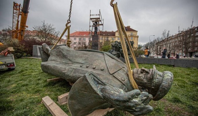 Следственный комитет возбудил уголовное дело из-за сноса памятника маршалу Коневу в Праге (4 фото)