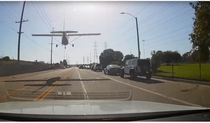 Девушка-пилот безупречно посадила самолёт на оживлённой трассе в Калифорнии (3 фото + 1 видео)