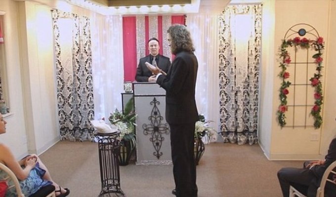 В Лас-Вегасе мужчина женился на собственном смартфоне (9 фото + 1 видео)