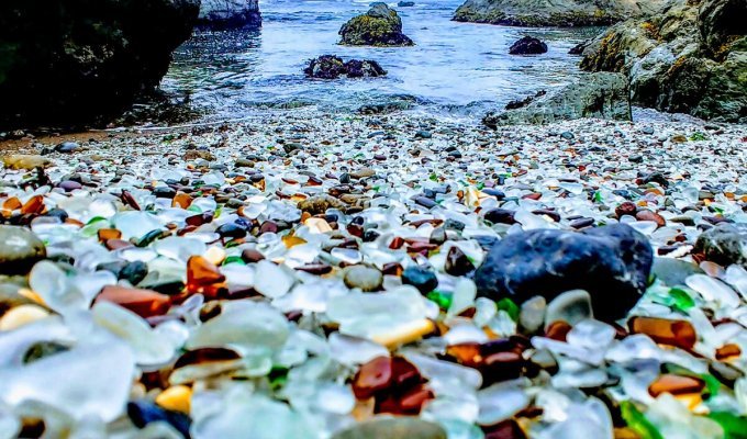 Пляж, который стал популярным, потому что с него запрещают убирать стёкла (9 фото)