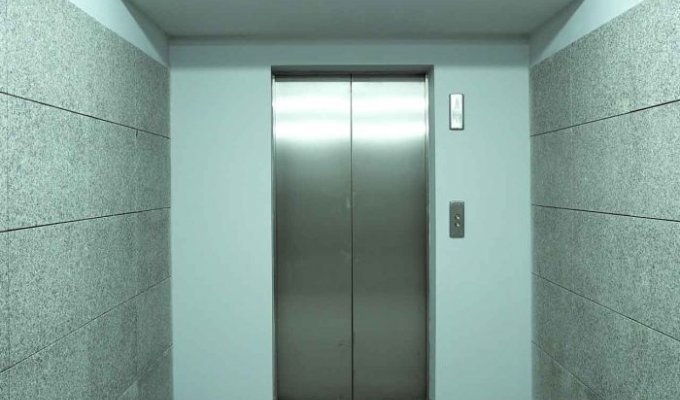 Толпа выпивших студентов застряла в лифте (1 фото)
