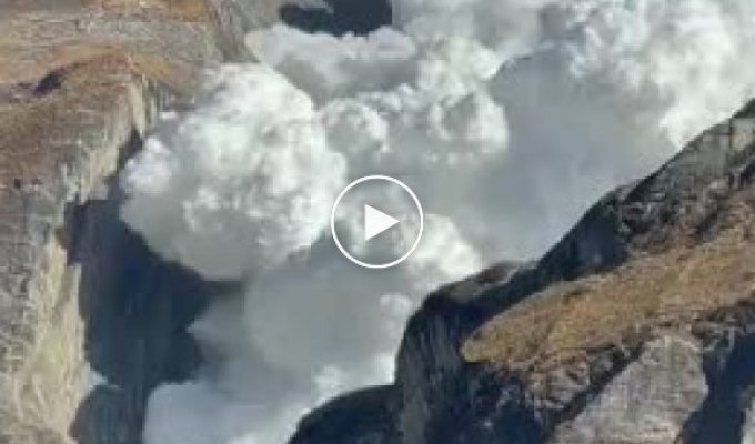 Сход лавины в горах Непала