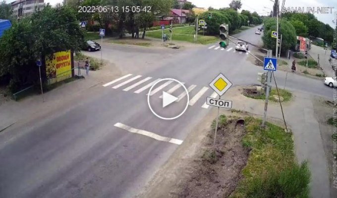 Два водителя неудачно попытались проскочить перекресток на «желтый»