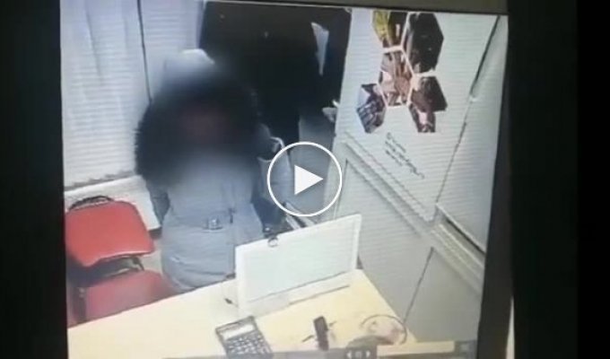 В Жигулёвске вооруженные топором мать и сын попытались ограбить офис микрозаймов