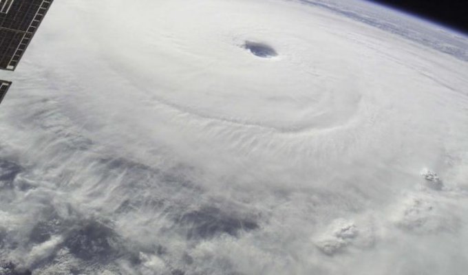 Ураганы – вид из космоса (22 фотографии)