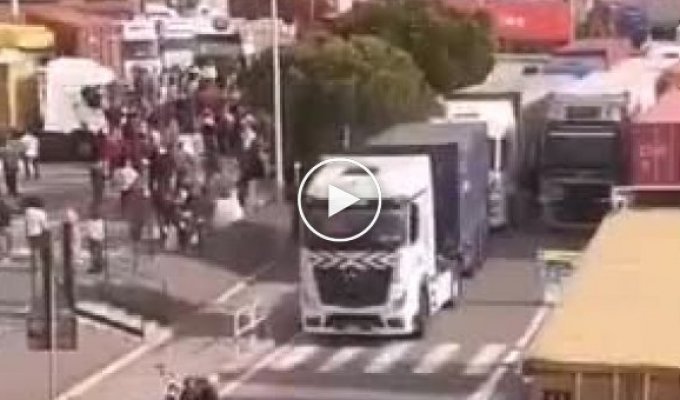 В итальянской Генуе портовые рабочие и дальнобойщики в знак протеста против ковид-тирании заблокировали целый порт