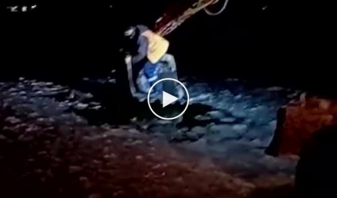 Спасение провалившейся под лед собаки с помощью экскаватора