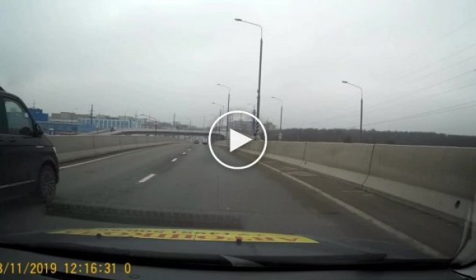 Падение мотоциклиста с эстакады в Москве