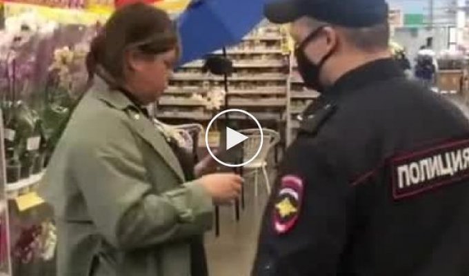 Помощница депутата пытается проникнуть в магазин без маски