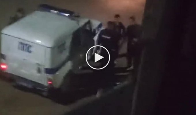 В Саянске местные жители вызвали полицию, чтобы разогнать пьяных дебоширов, а те лишь пожали им руки