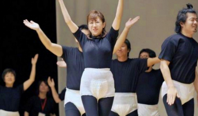 Почему взрослые японцы надевают подгузник? (9 фото)