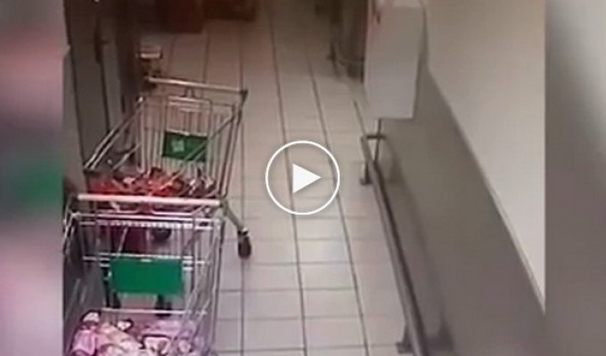 Работник супермаркета ударил кассиршу кулаком по лицу