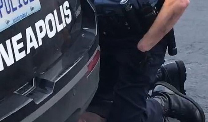 Полицейские убили во время задержания темнокожего Джорджа Флойда, после чего в США начались митинги (4 фото + 5 видео)
