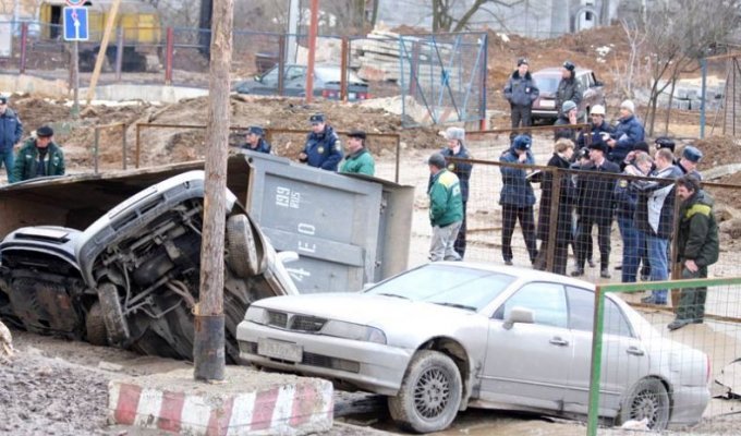  В Южном Бутово под землю провалились четыре автомобиля (18 фото)