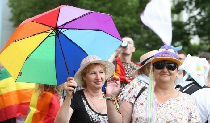 В Киеве представители ЛГБТ провели "Марш равенства" (17 фото)