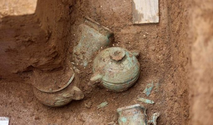 В Китае нашли древние гробницы королевской семьи со скелетами лошадей и собак (14 фото)