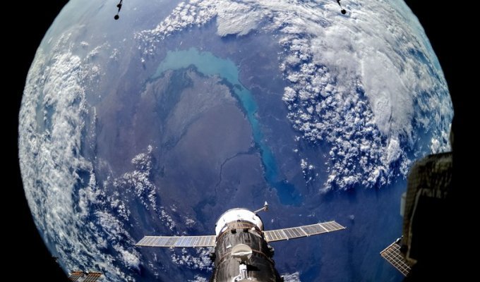 Земля в иллюминаторе: что выкладывают в Instagram российские космонавты (32 фото)