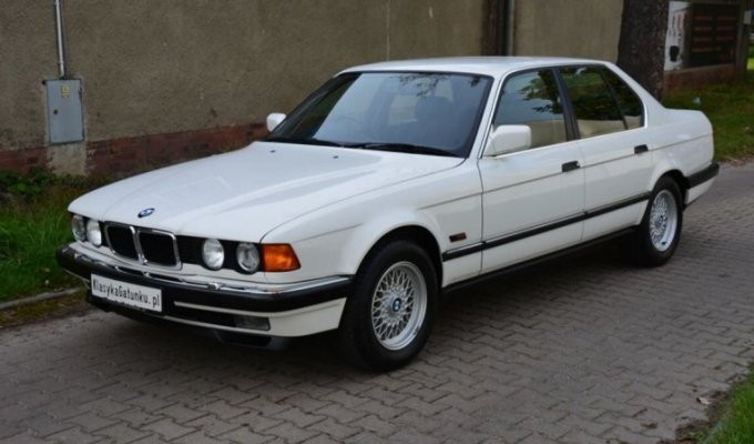 Идеальная BMW «Семёрка», которая 23 года простояла у дилера (17 фото)