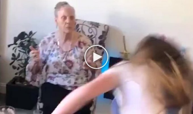 Внучка показала бабушке, как она умеет танцевать