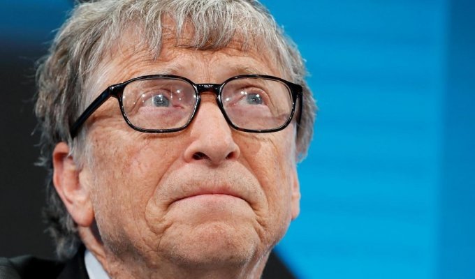 Билл Гейтс заявил, что те, кто не хочет носить маски, напоминают ему голых на пляже (1 фото + 3 видео)