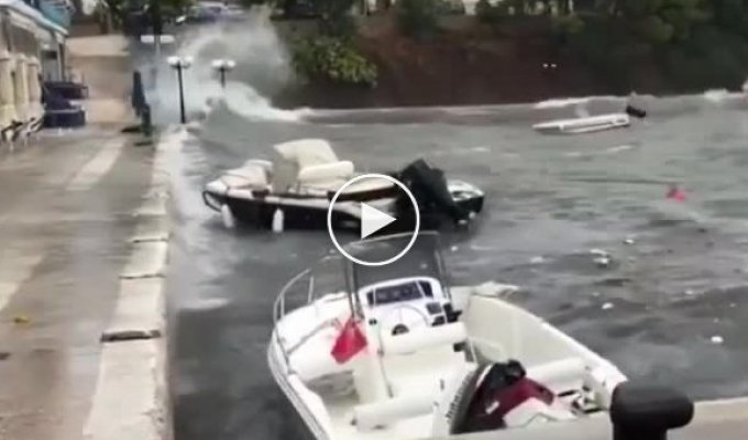 Шторм в Греции раскидывает лодки на берегу