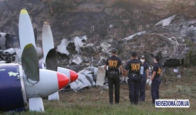На Филиппинах разбился самолет (30 фото)