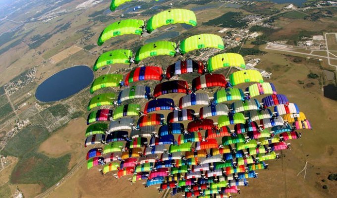 Что могут сделать 100 парашютистов, собравшись вместе (24 фото)