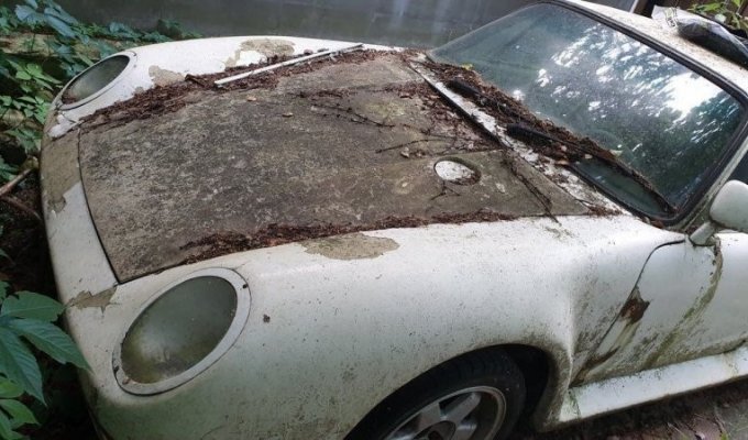 В Подмосковье нашли реплику Porsche 959, которая 10 лет стоит под открыты небом (5 фото)