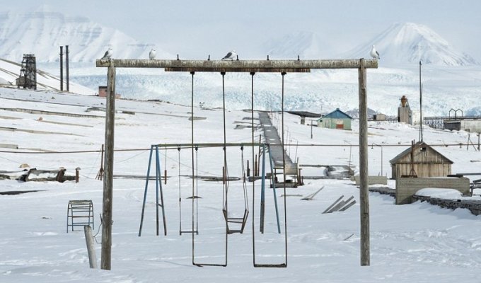 Тайна заброшенного поселка посреди Северного Ледовитого океана (19 фото)